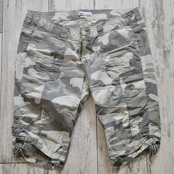 L.E.I. Camouflage Women's Cargo Shorts 20 Plus - Picture 1 of 3